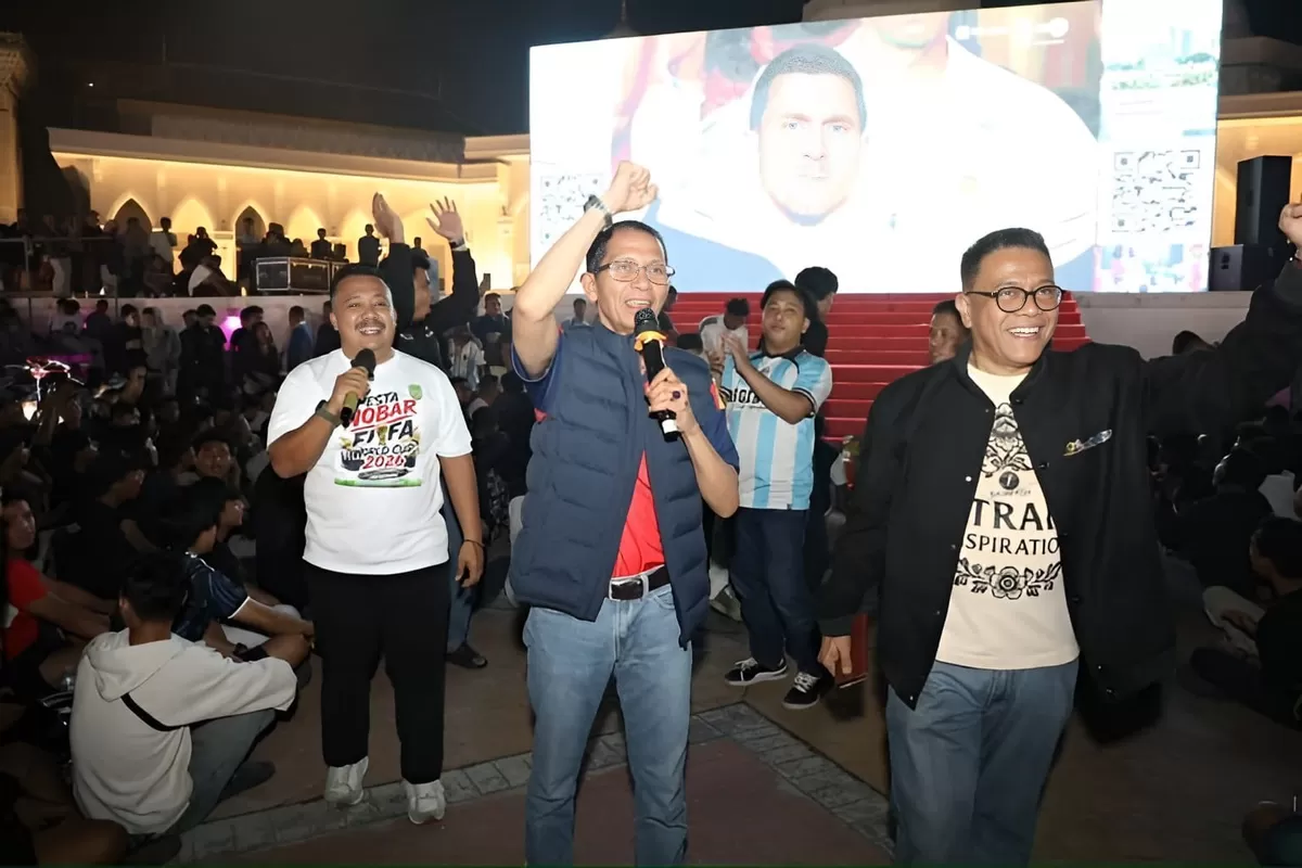 Ribuan warga memadati area terbuka tersebut untuk mengikuti Nonton Bareng Final Piala Dunia FIFA 2026 di Engku Putri. (Diskominfo Batam.)