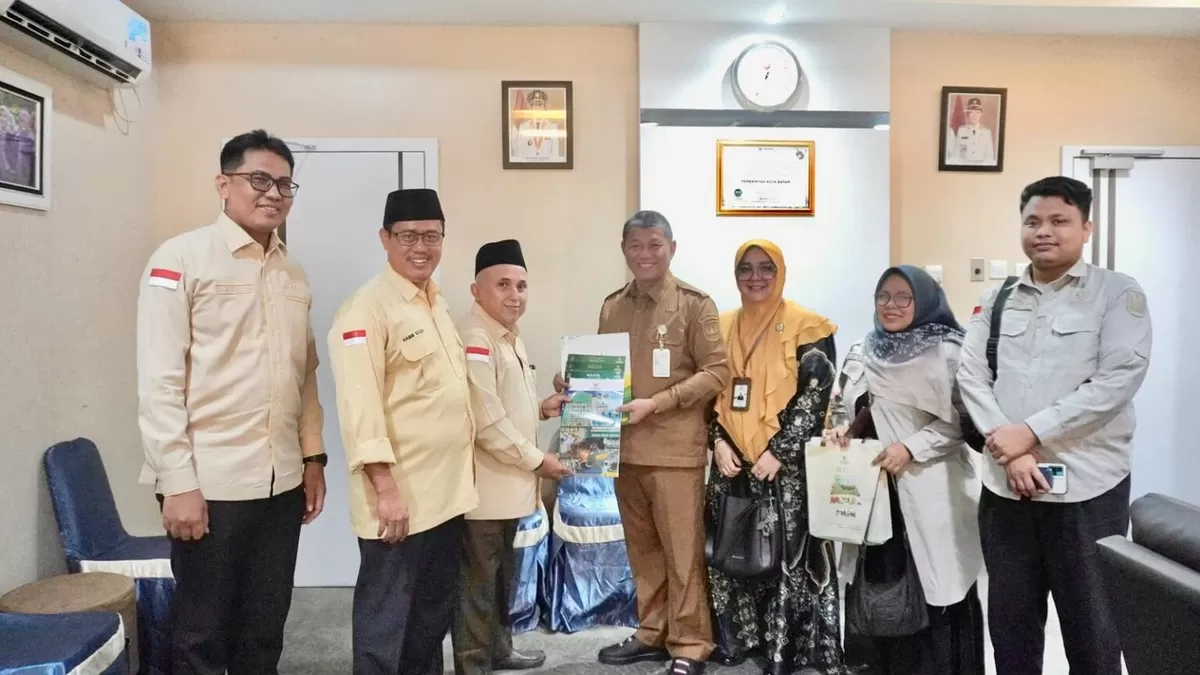 Sekda Kota Batam, Firmansyah, menerima Laporan Tahunan 2025 BAZNAS Batam di Kantor Wali Kota Batam. (Diskominfo Batam.)