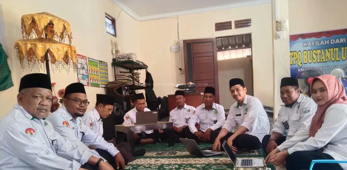 Kepala KUA Kecamatan Bulang, H. Muhammad Fikri Pratama, paparkan capaian kerja dan poto bersama seluruh pegawai. (Photo Ist.)