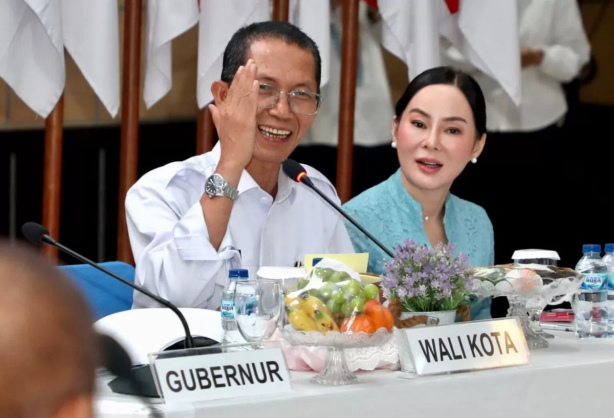 Wali Kota Batam, Amsakar Achmad, didampingi Wakil Wali Kota Batam, Li Claudia Chandra, Sampaikan saran saat menerima kunjungan Pansus DPR RI dan DPD RI di Kantor Wali Kota Batam. (Humas Kominfo Batam.)