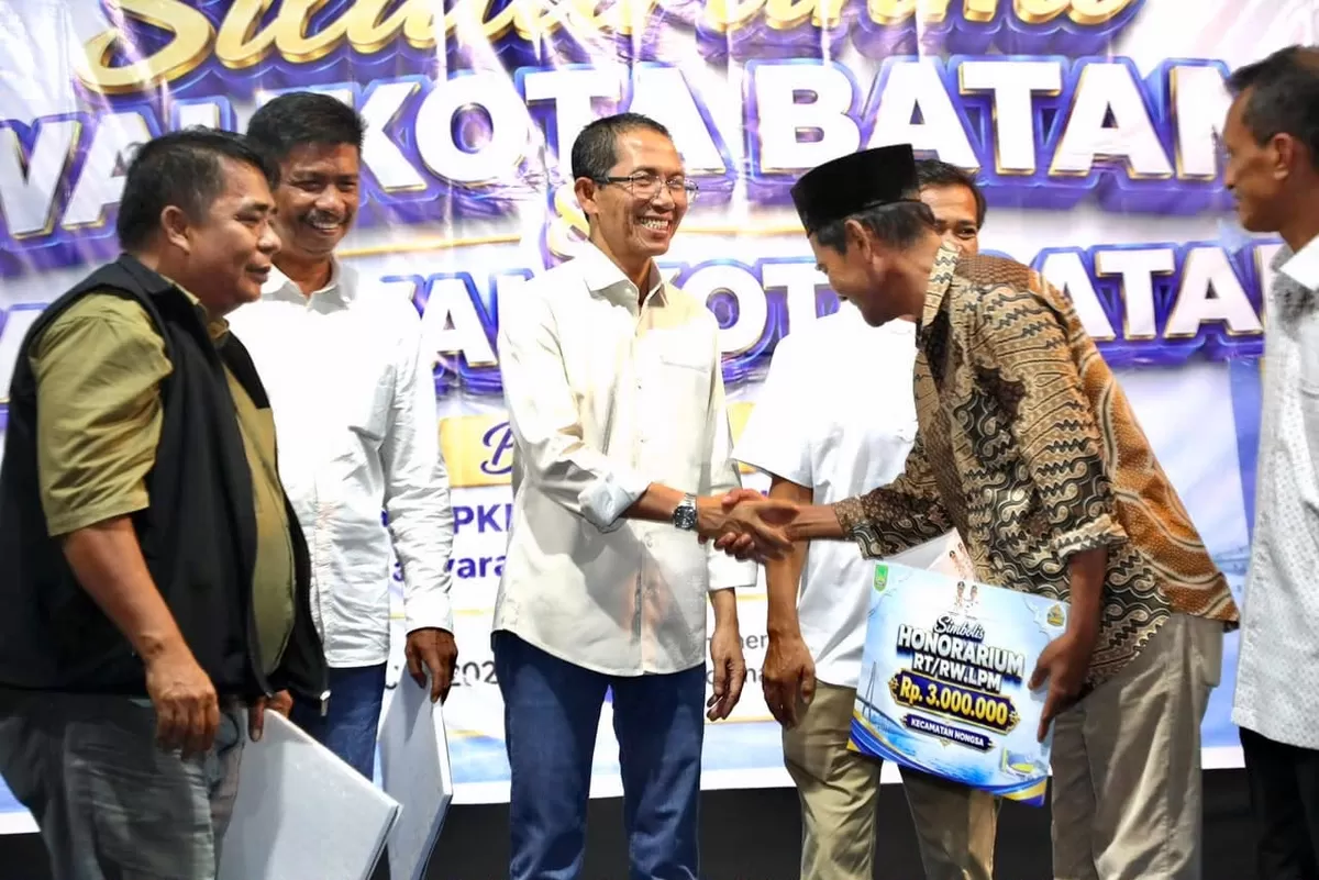 Amsakar Achmad dan Li Claudia Chandra mendapatkan apresiasi hangat dari warga. (Humas Diskominfo Batam.)