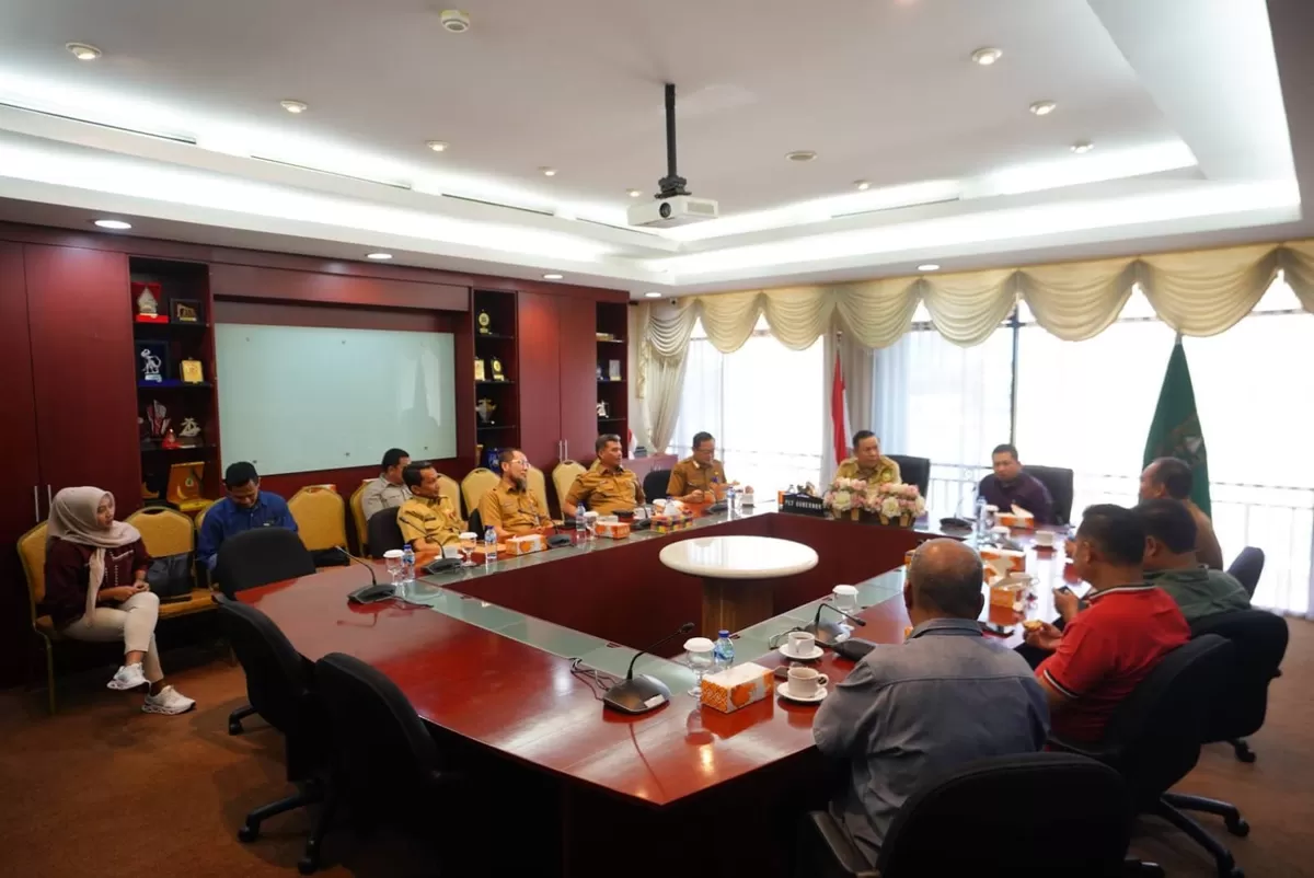 Plt Gubernur Riau, SF Hariyanto, sepakati pembangunan infrastruktur drainase guna memastikan aliran air berjalan lancar saat curah hujan tinggi, saat pertemuan dikantor Gubernur Riau. (Humas Pemko Riau.)