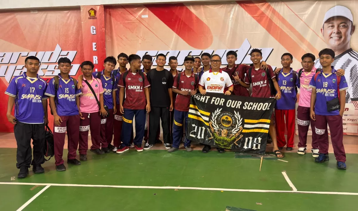 Wakil Gubernur Kepulauan Riau, Nyanyang Haris Pratamura, poto bersama siswa SMKN 4 dan SMAN 19 usai resmi membuka turnamen futsal Garuda Yaksa Cup 2026 antar pelajar se-Kepulauan Riau. (Diskominfo Kepri.)