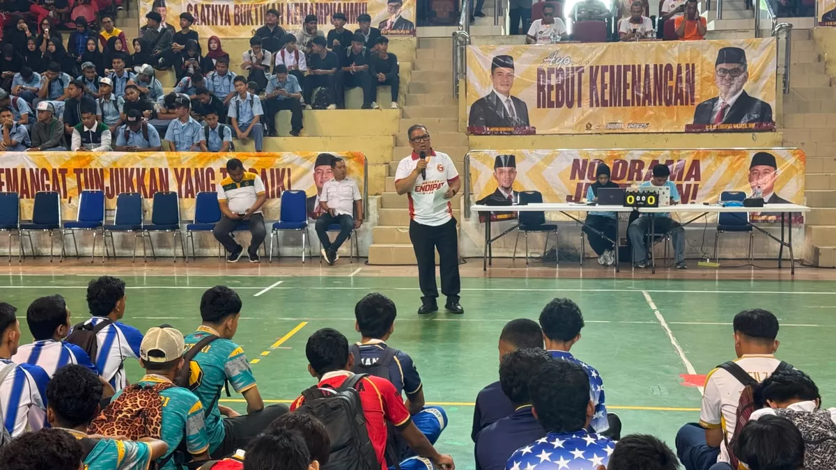Wagub Nyanyang memberikan arahan dan motivasi hangat di hadapan ratusan atlet futsal pelajar SMA/SMK se-Kepri saat pembukaan Turnamen Futsal Garuda Yaksa Cup 2026 di Lapangan Indoor Temenggung Abdul Jamal (Diskominfo Kepri.)