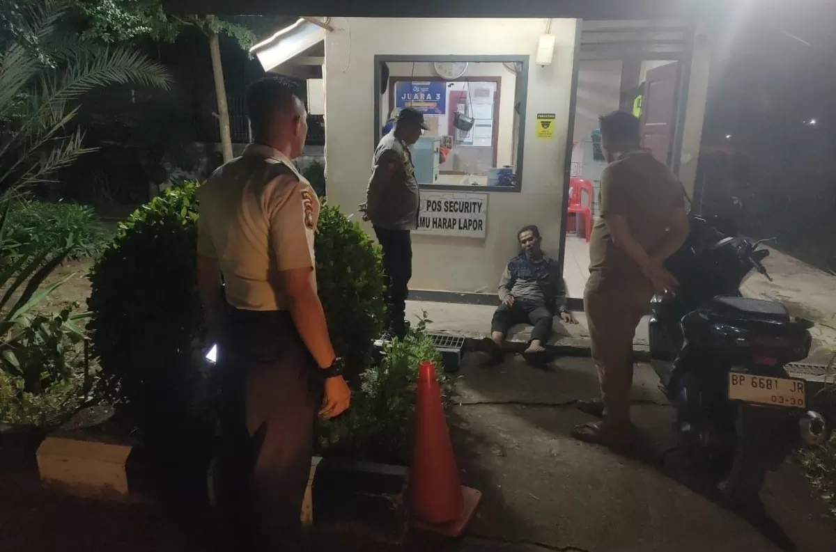 Polsek Batu Ampar amankan dugaan korban pemukulan yang menuju ke Pos Security Persero Batam. (Humas Polresta Barelang.)