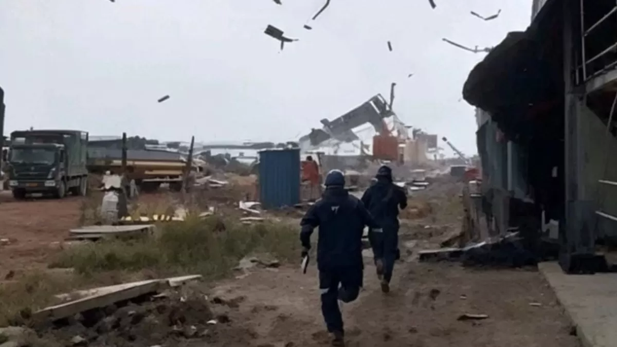 Pekerja yang sedang berada di lokasi segera berhamburan menyelamatkan diri. (Photo Ss Video Amatir.)