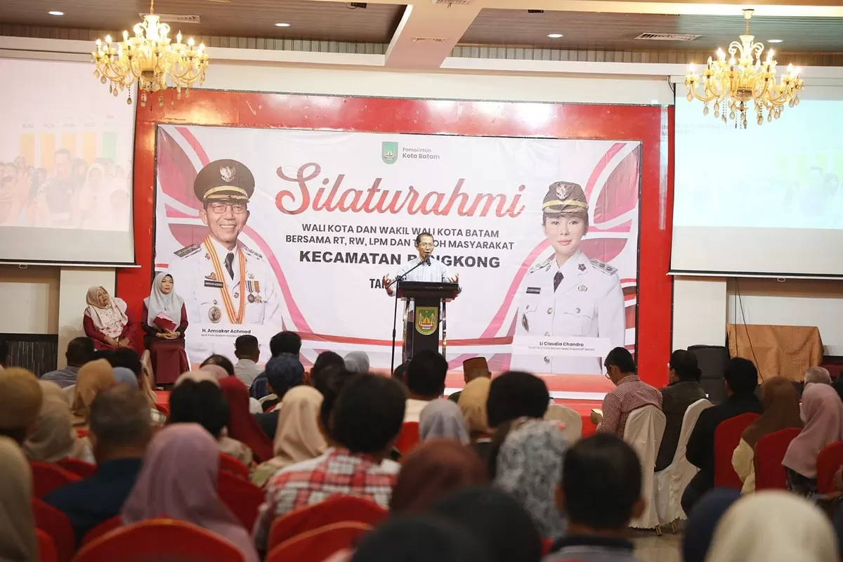 Wali Kota Batam, Amsakar Achmad, menyampaikan sambutan saat silaturahmi bersama RT, RW, LPM, dan Tokoh Masyarakat se-Kecamatan Bengkong di Golden Prawn 933, Bengkong. (Humas Diskominfo Kepri.)