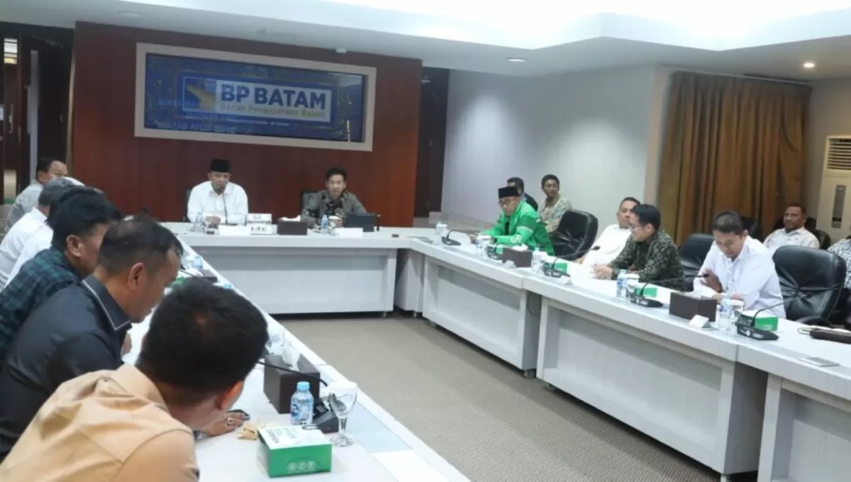 Panitia Khusus (Pansus) DPRD Kota Batam yang membahas Rancangan Peraturan Daerah (Ranperda) tentang Pengelolaan Sampah