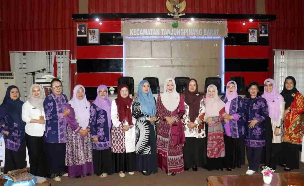 Ketua Gabungan Organisasi Wanita (GOW) Kota Tanjungpinang, Handayani Raja Ariza, photo bersama narasumber dari Otoritas Jasa Keuangan (OJK) Provinsi Kepulauan Riau. (Diskominfo Kepri.)