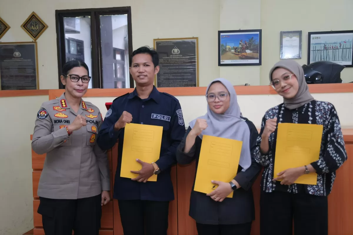 Bidhumas Polda Kepri, serahkan kepesertaan BPJS Ketenagakerjaan yang mencakup Jaminan Kematian (JKM) serta Jaminan Kecelakaan Kerja (JKK) kepada seluruh Pegawai Honorer Lepas (PHL) di lingkungan Bidhumas Polda Kepri. (Humas Polda Kepri)