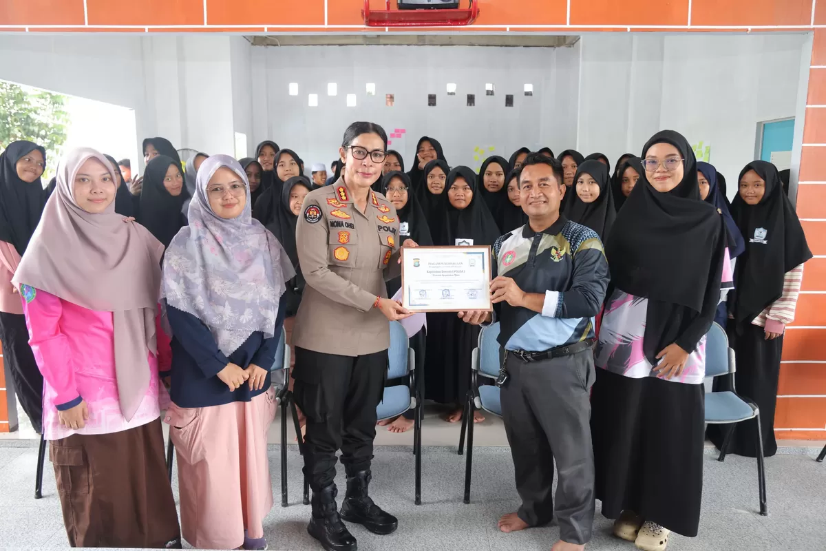 Kabid Humas Polda Kepulauan Riau, Kombes Pol. Dr. Nona Pricillia Ohei, S.I.K., S.H., M.H.,photo bersama usai menjadi narasumber dalam kegiatan Masa Pengenalan Lingkungan Sekolah (MPLS) Tahun Ajaran 2026/2027 di Sekolah Nizam Al-Mulk Islamic Boarding School Batam. (Humas Polda Kepri.)