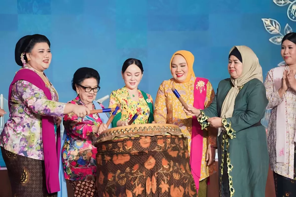 Perayaan Hari Kebaya Nasional Tahun 2026 di Balairung Sari, diikuti seluruh pegawai wanita di lingkungan BP Batam. (Humas BP Batam.)