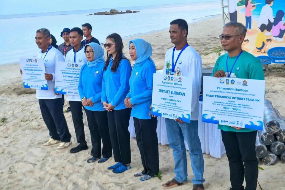 Selvi Ananda Gibran Rakabuming Raka, saat serahkan bantuan simbolis guna meningkatkan kesejahteraan warga pesisir. (Humas Diskominfo Kepri.)
