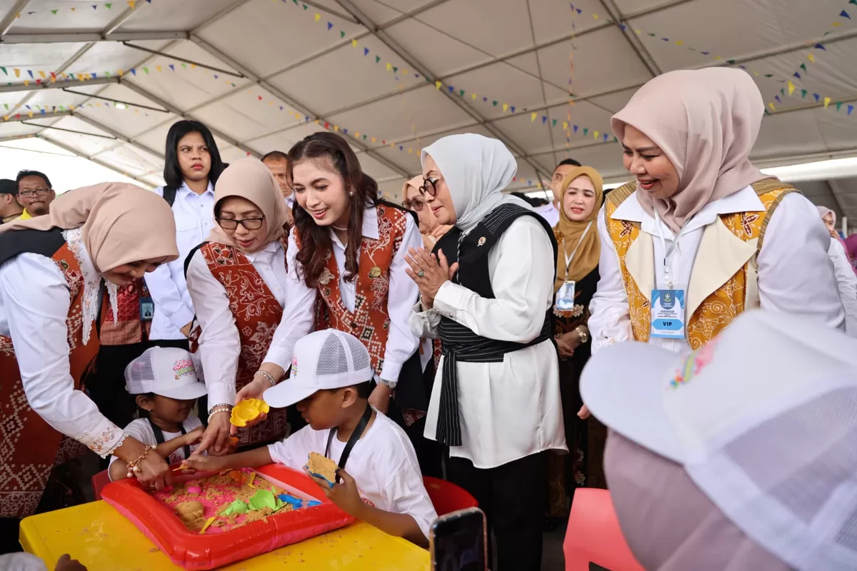 Ketua Solidaritas Perempuan untuk Indonesia (Seruni) Kabinet Merah Putih, Selvi Ananda Gibran Rakabuming Raka, saat menghadiri kegiatan Main Raya Anak di Pelataran Tugu Sirih, Tanjungpinang. (Diskominfo Kepri.)
