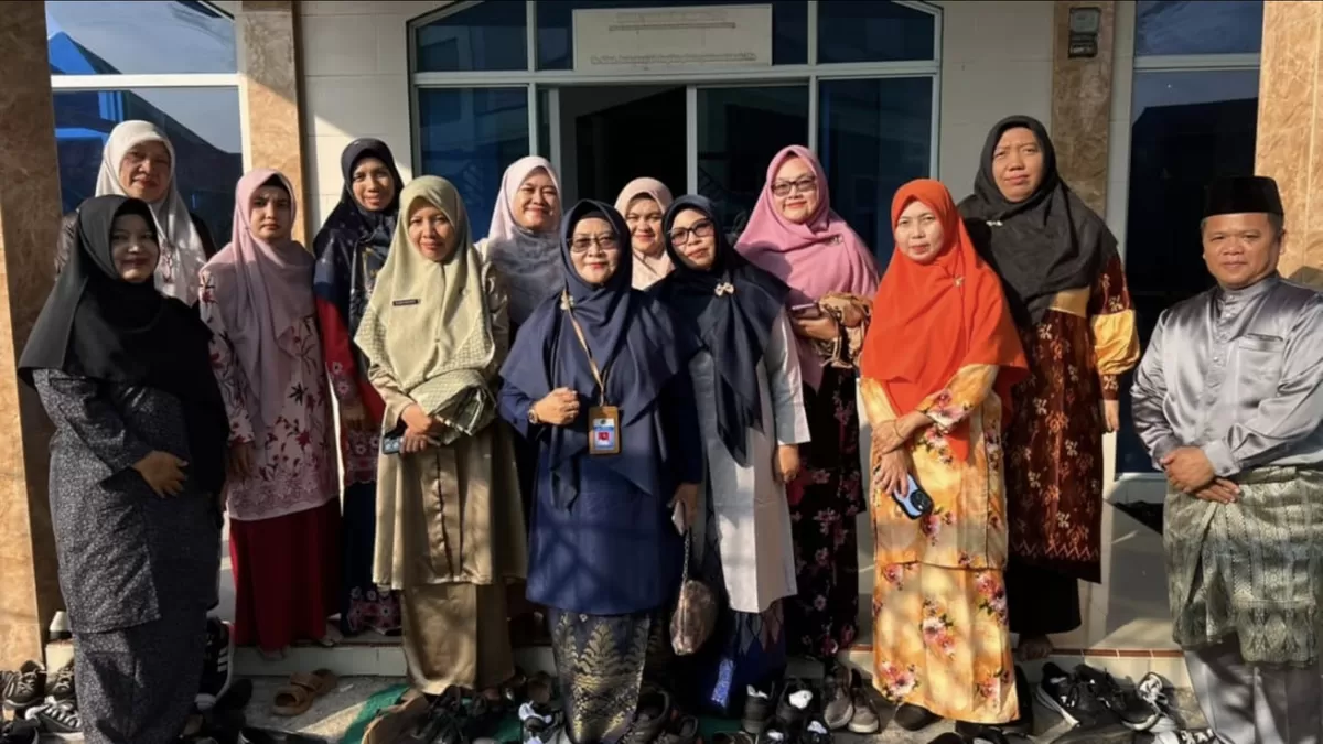 Kepala MAN Tanjungpinang Ulfah Ismiati foto bersama guru dan tendik usai bergerak bersama makmurkan masjid. (Humas Kemenag Kepri.)