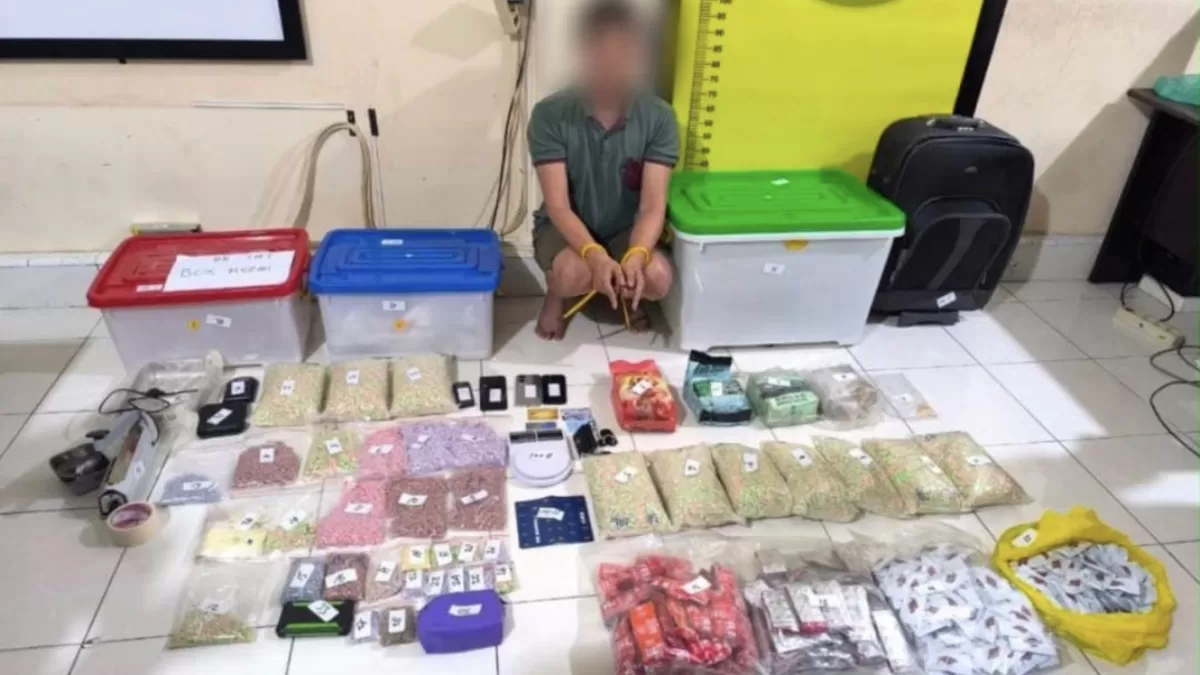 Tersangka bersama barang bukti sabu dan ekstasi saat ditangkap di gudang di Air Dingin, Pekanbaru. (Photo Ist.)