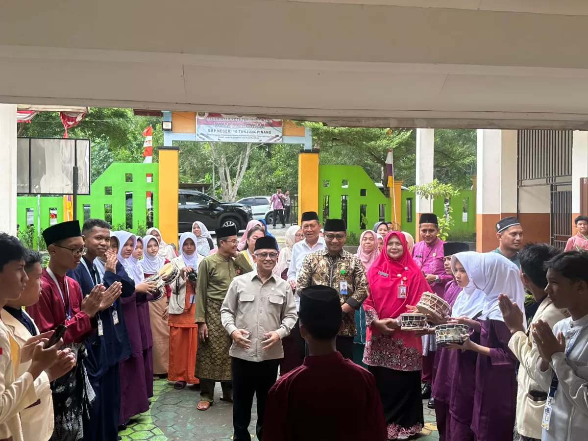 Kadisdik Kepri Dampingi Wamendikdasmen Tinjau Digitalisasi Pembelajaran di SMP Negeri 16 Tanjungpinang. (Disdik Kepri.)