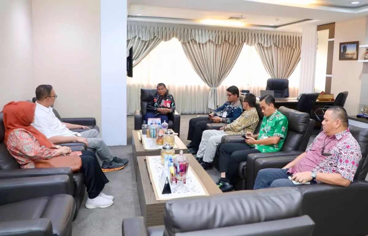 Sekretaris Daerah Kota Batam, Firmansyah, di Ruang Rapat Sekretaris Daerah Lantai II Kantor Wali Kota Batam. (Diskominfo Batam.)