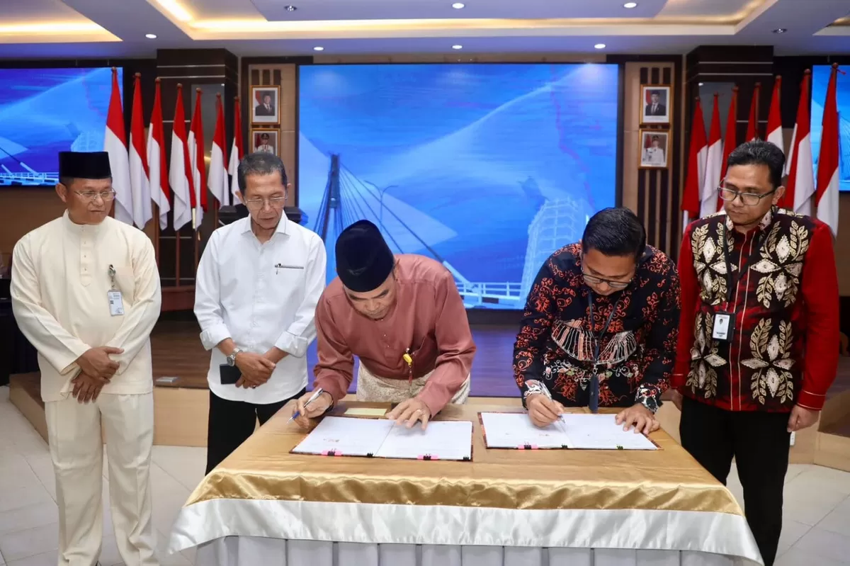 Penandatanganan Perjanjian Kerja Sama (PKS) serta penyerahan penghargaan hasil Penilaian Kesehatan Koperasi Tahun 2025 berlangsung di Aula Engku Hamidah. (Humas Diskominfo Batam.)