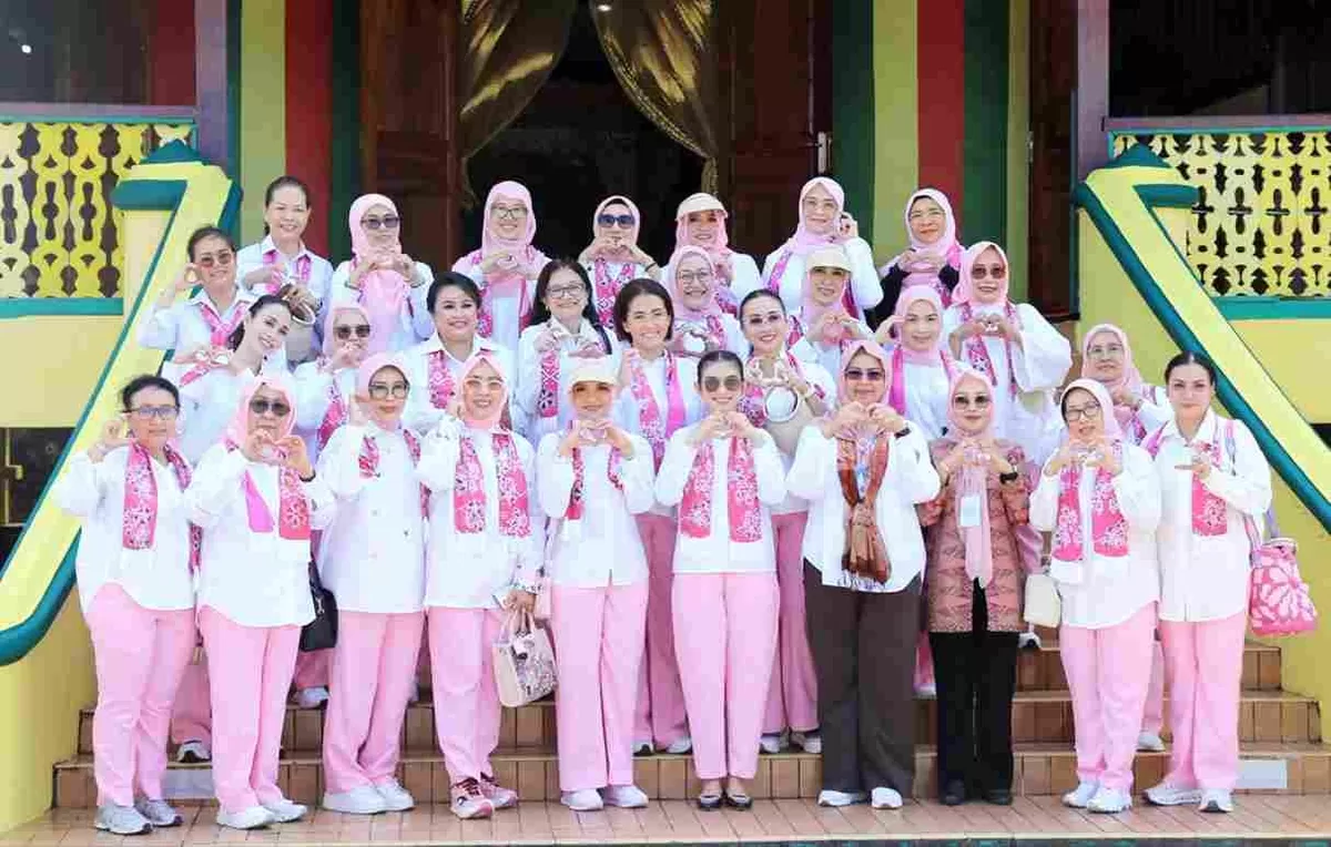 Istri Wakil Presiden RI, Selvi Ananda Gibran Rakabuming Raka, photo bersama Ketua TP PKK Kota Tanjungpinang Yuniarni Pustoko Weni. (Diskominfo Kepri.)