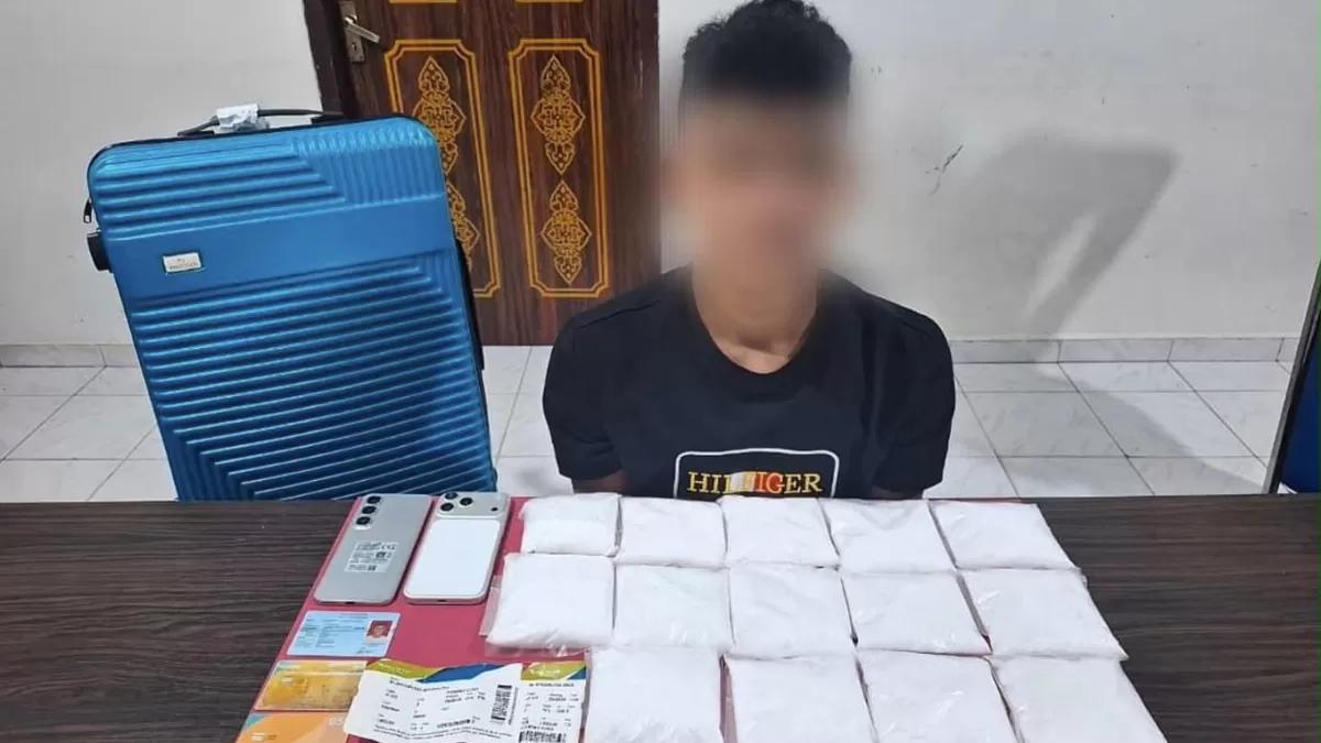 Pemilik Narkoba berinisial AS yang di amankan Polda Riau beserta barang bukti. (Photo Ist.)