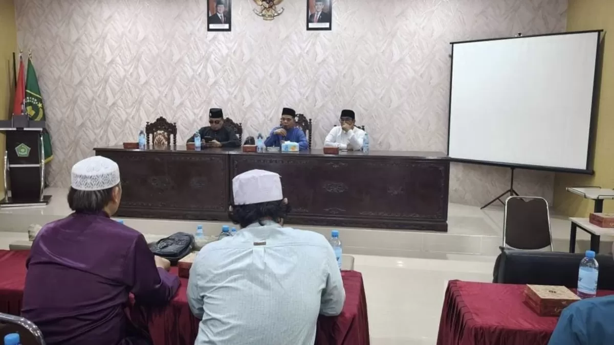 Kepala Kantor Kementerian Agama (Kemenag) Kota Batam, H. Budi Dermawan, memimpin Rapat Persiapan acara Kepri Bersholawat. (Humas Kemenag Batam.)