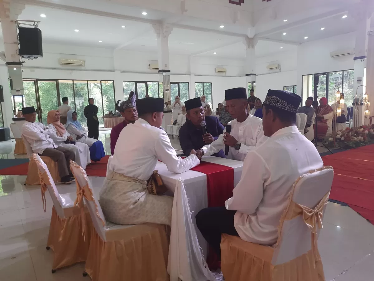 Gianza saat prosesi ijab kabul di bimbingan oleh Kua sekupang H. Hamdanis, S.Ag., M.Sy,. (Muhammad Kamil.)