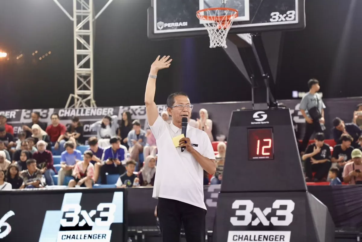 Wali Kota Batam, Amsakar Achmad, menyampaikan sambutan saat menutup FIBA 3&times;3 Challenger 2026 di Dataran Engku Putri, Batam Centre. (Humas Diskominfo Batam.)
