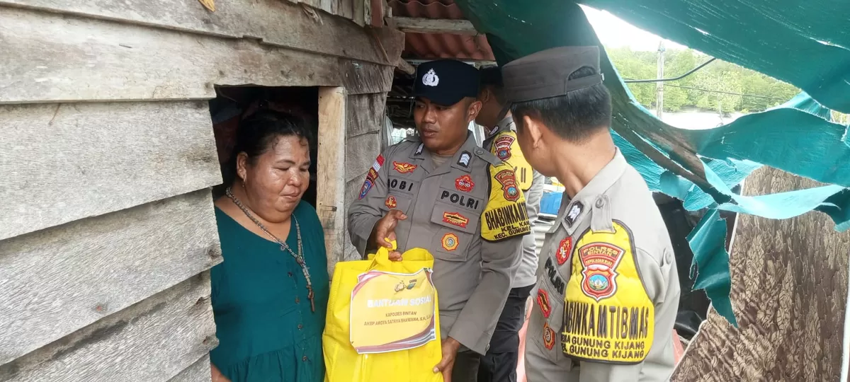 Bhabinkamtibmas Polsek Gunung Kijang salurkan bantuan terhadap warga tertimpa musib, Sabtu 25 Juli 2026.