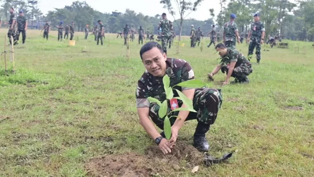 Lanud Rsn Pekanbaru Tanam 1.100 Pohon. (Photo Media Centre.)