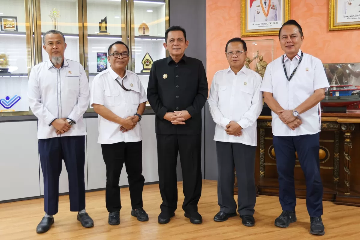 Gubernur Kepulauan Riau Ansar Ahmad Ketua Pengadilan Tinggi Kepri, Ahmad Shalihin, Badan Kesbangpol Muhammad Iksan dan Kepala Biro Administrasi Pimpinan Dody Sepka. (Humas Diskominfo Kepri.)