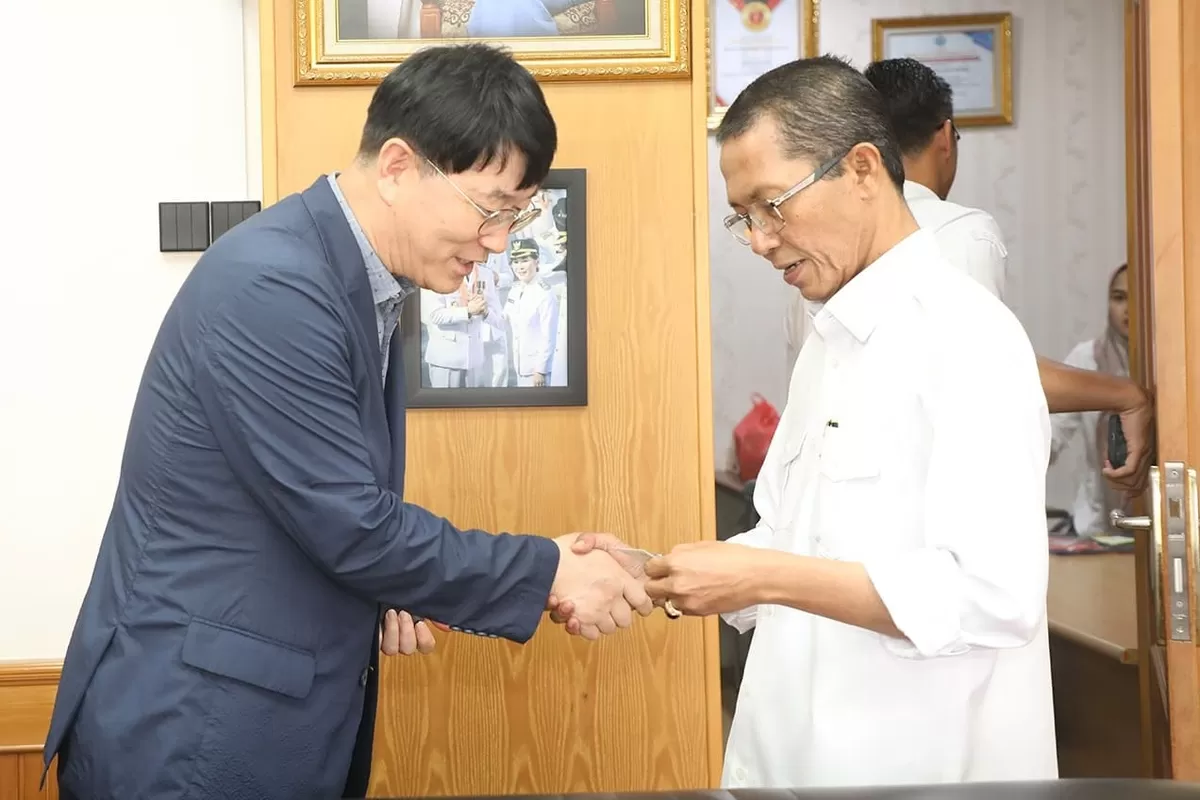 Wali Kota Batam, Amsakar Achmad, saat berjabat tangan bersama President Jeonju Vision College, Woo Byung-hun, saat pertemuan di Kantor Wali Kota Batam. (Humas Diskominfo Batam.)