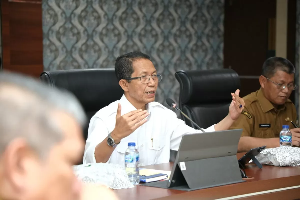 Wali Kota Batam, Amsakar Achmad, bersama Sekda Batam, Firmansyah, memimpin Rapat Evaluasi Triwulan II/Semester I di Kantor Wali Kota Batam. (Diskominfo Batam.)