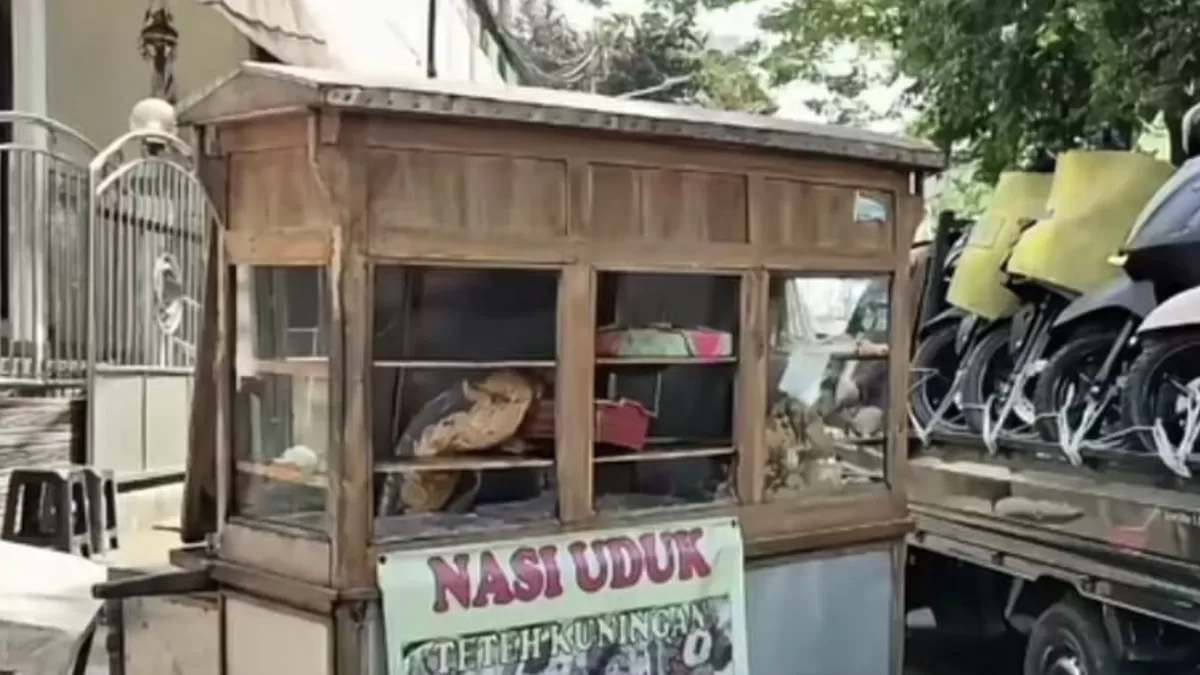 Gerobak nasi uduk yang dirusak di Matraman sebelum bentrok kelompok warga pecah.  (Instagram/bangranistones)