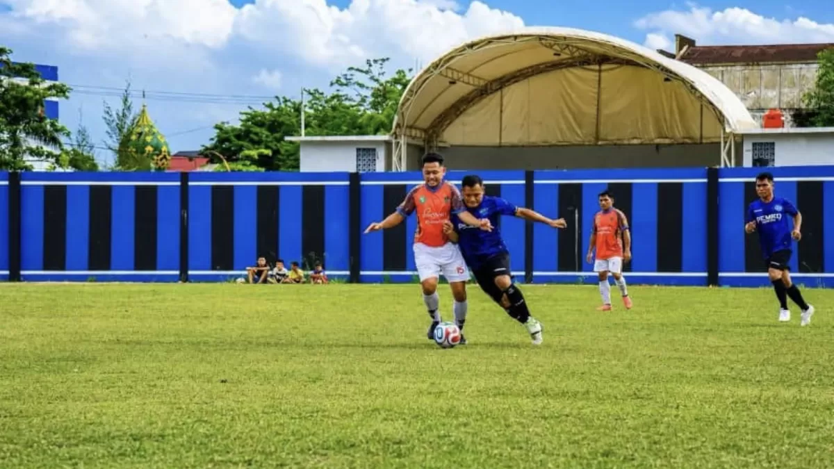 Dua pemain menunjukkan aksi perebutan bola di Stadion Horas, Kota Sibolga. (Photo Ist.)