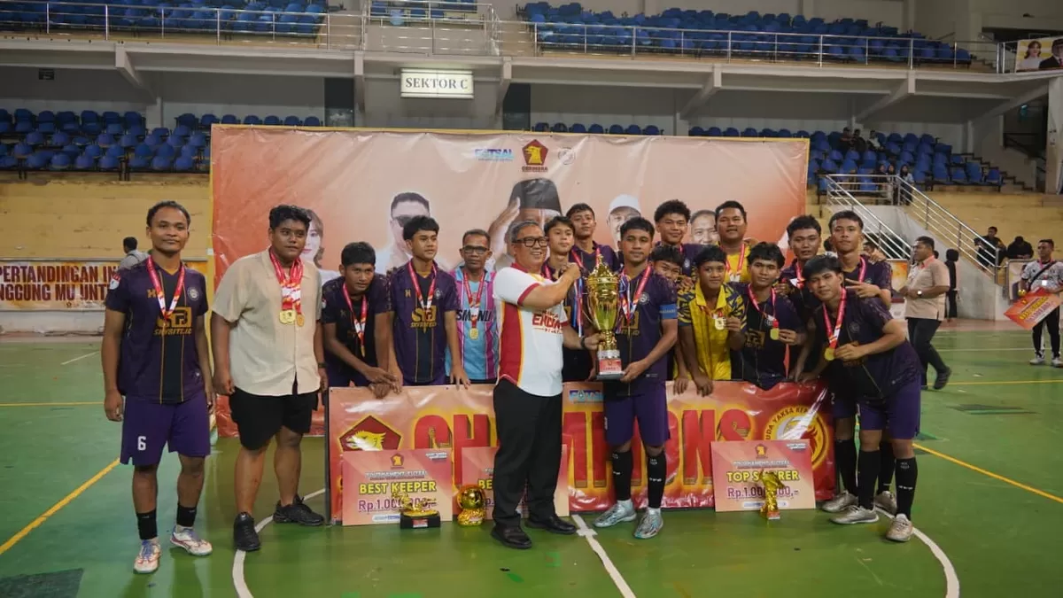 Wakil Gubernur Kepulauan Riau Nyanyang Haris Pratamura resmi menutup rangkaian Turnamen Futsal Antar Pelajar Garuda Yaksa Cup 2026 di GOR Temenggung Abdul Jamal, Batam. (Humas Diskominfo Kepri.)