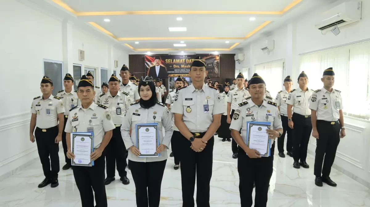 Seluruh jajaran Lembaga Pemasyarakatan Kelas IIA Batam mengikuti Apel Bersama Kementerian Koordinator Bidang Hukum, HAM, Imigrasi, dan Pemasyarakatan secara virtual. (Humas Lapas Batam.)
