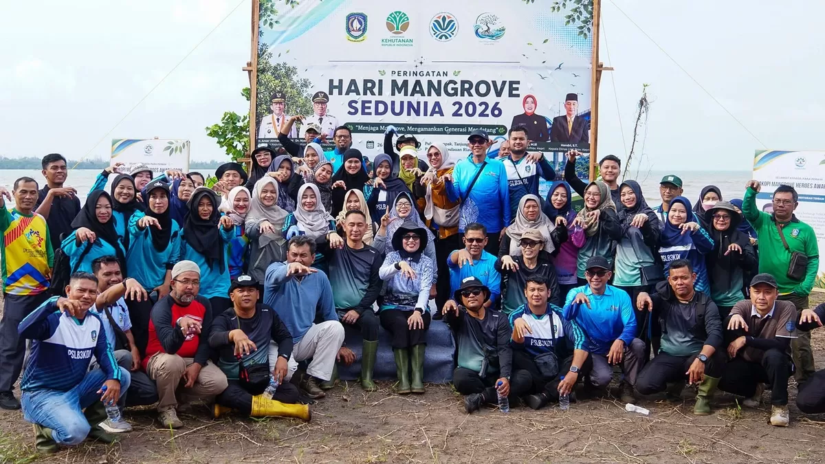 Sekretaris Daerah Misni, S.KM., M.Si., Photo bersama Danlanud RHF, sejumlah kepala dinas, serta antusiasme pelajar, mahasiswa, dan pemerhati lingkungan. (Humas Diskominfo Kepri.)