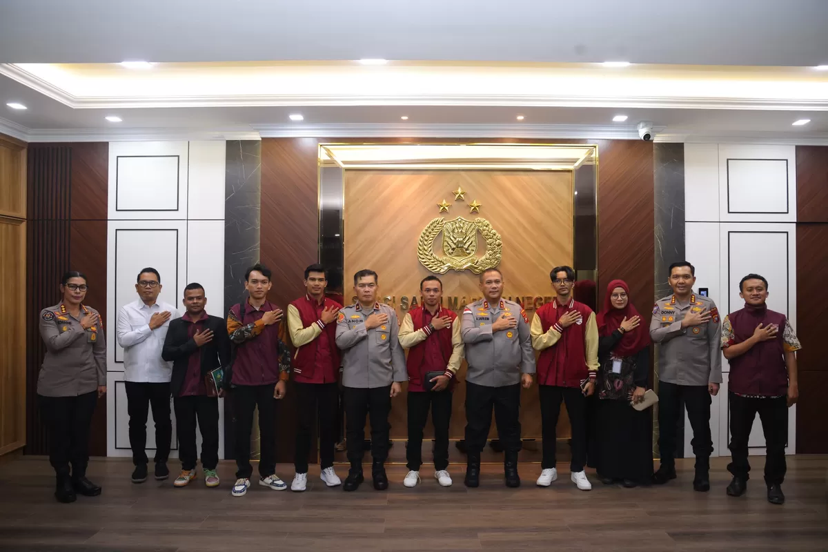 Kapolda Kepri Irjen Pol Asep Safrudin, photo bersama Dewan Pimpinan Daerah Gerakan Mahasiswa Pelajar Kebangsaan (GMPK) Provinsi Kepri di Ruang Kerja. (Humas Polda Kepri.)