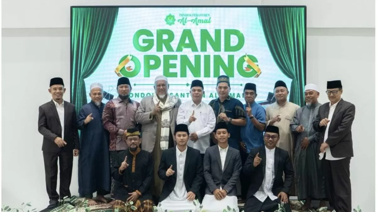 Kepala Kantor Kementerian Agama Kota Batam H. Budi Dermawan, photo bersama saat   pemotongan pita dan penandatanganan prasasti, disaksikan pengurus yayasan. (Kemenag Batam.)