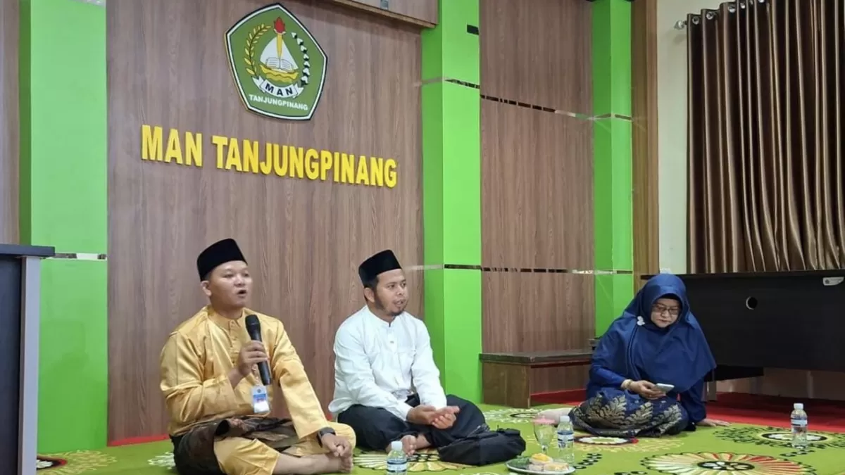 Waka Humas MAN Tanjungpinang Fauzi Rais  terapkan kajian ruhani rutin. (Kemenag Kepri.)