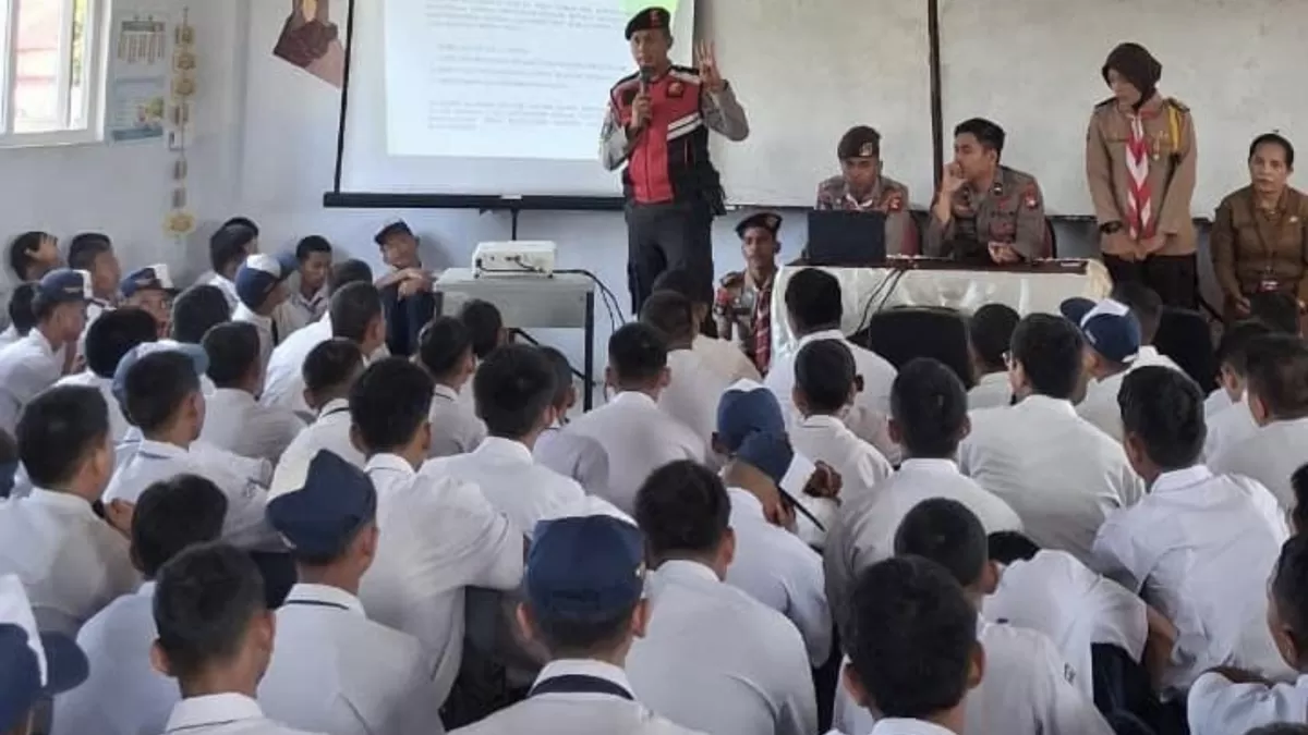 Satuan Binmas Polresta Barelang bersama anggota Pramuka Saka Bhayangkara menyambangi SMA Negeri 18 dan SMK Negeri 15 Batam di kawasan Tembesi. (Humas Polresta Barelang.)