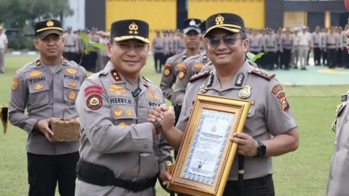 Kapolda Riau Irjen Herry Heryawan saat memberikan penghargaan kepada 133 personel yang berprestasi. (Photo Ist.)