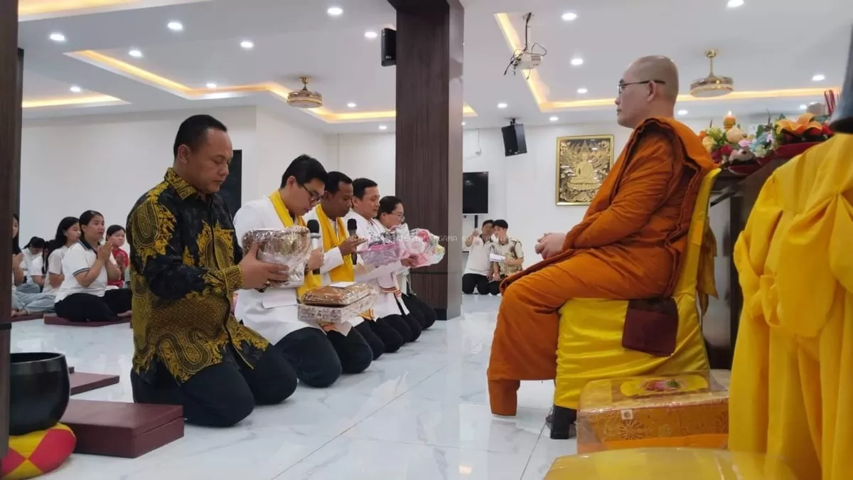 Peringatan Hari Asadha sekaligus penghantaran Bhikkhu Sangha memasuki Masa Vassa, yang digelar Rabu malam. (Humas Kemenag Batam.)