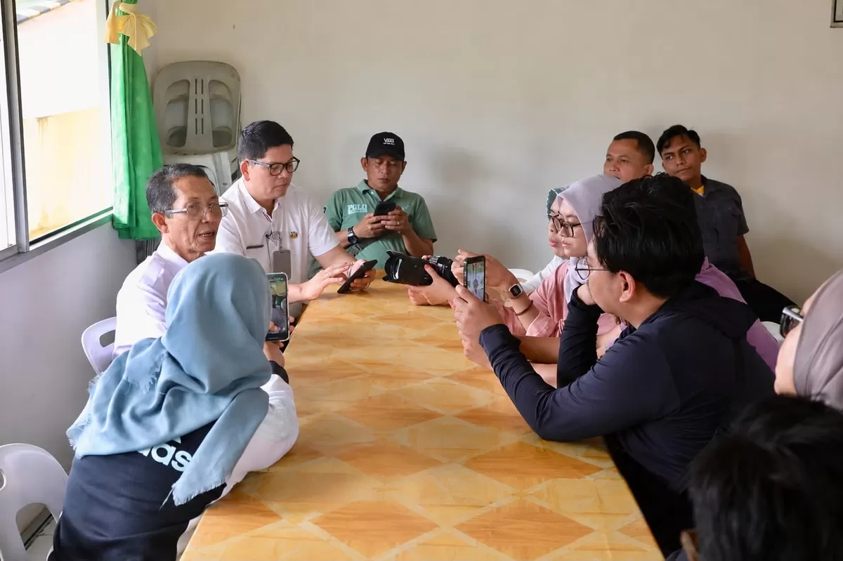 Wali Kota Batam Amsakar Achmad, saat pertemuan untuk meluruskan pemahaman yang berkembang di masyarakat terkait rencana pelibatan Ketua RT dan RW. (Humas Diskominfo Batam.)