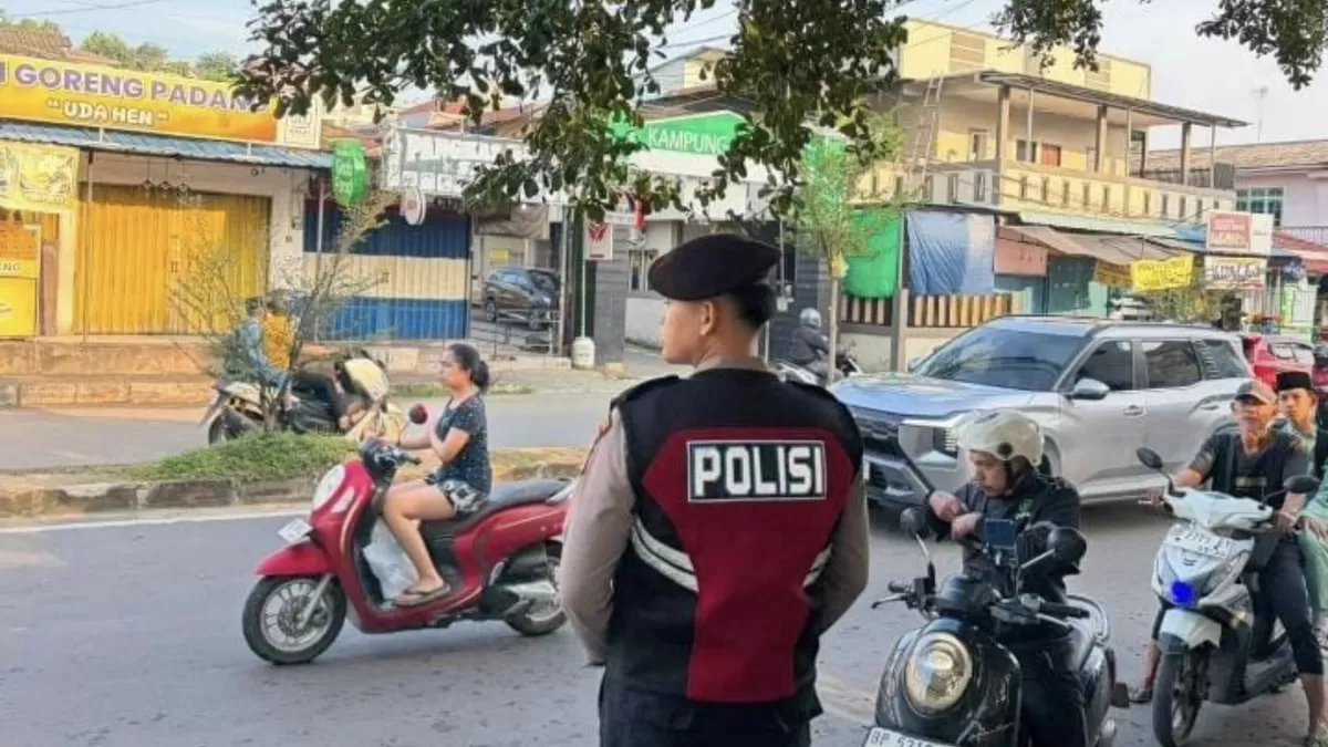 Personel Satsamapta Polresta Barelang melaksanakan kegiatan Strong Point di sejumlah titik padat Kota Batam. (Humas Polresta Barelang.)