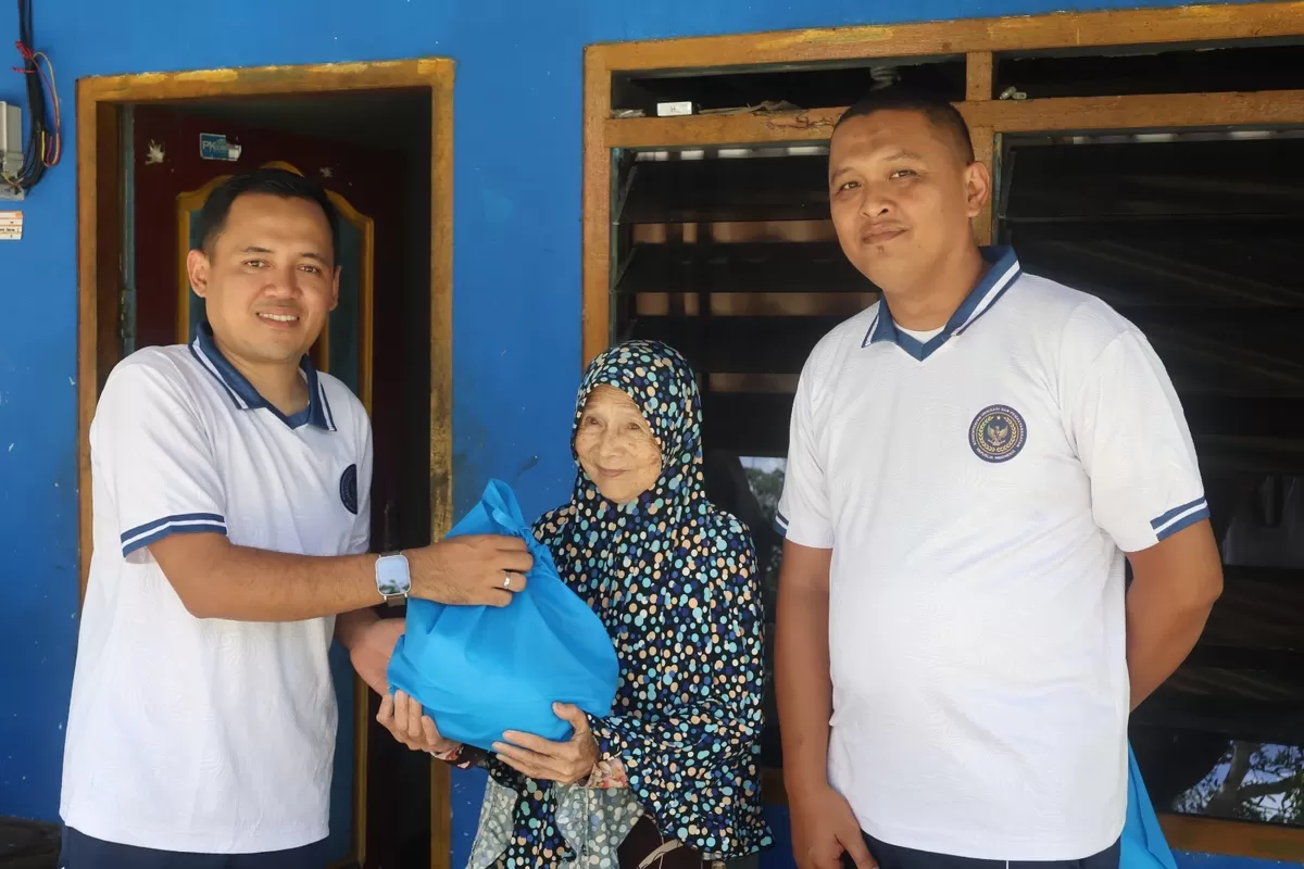 Petugas Lapas Narkotika Tanjungpinang berikan bantuan secara simbolis terhadap sekitar. 