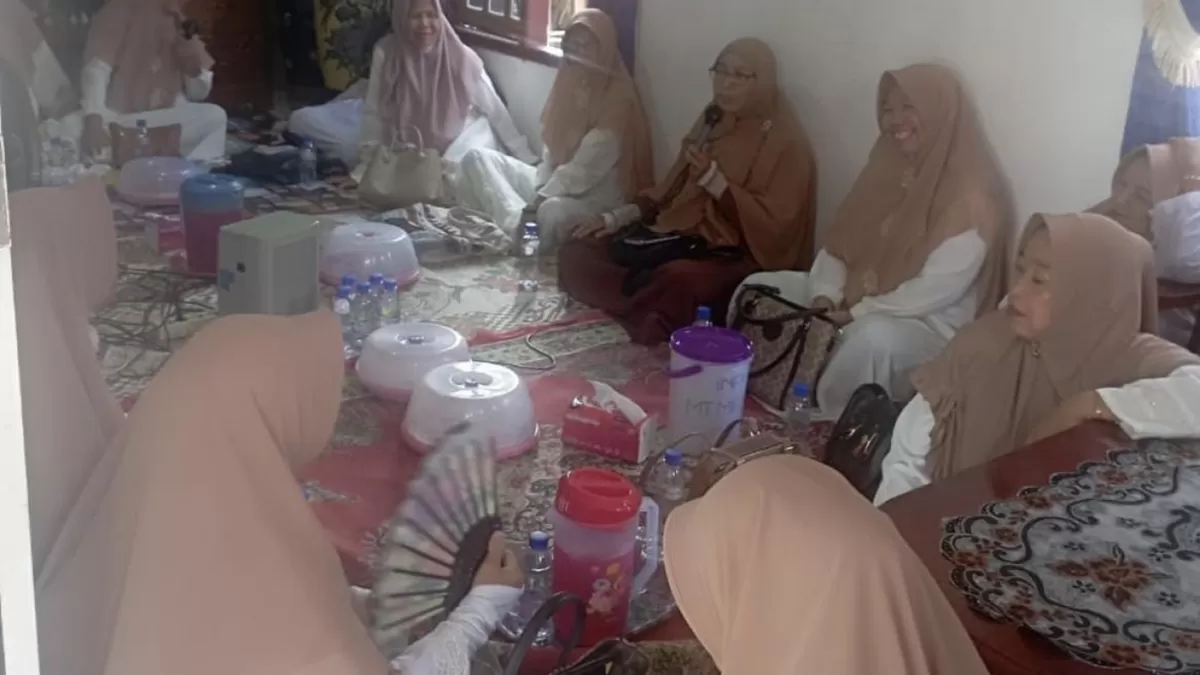 Kajian rutin Majelis Taklim Miftahussa'adah, di kediaman Ita Dani di Kampung Bugis. (Kemenag Kepri.)