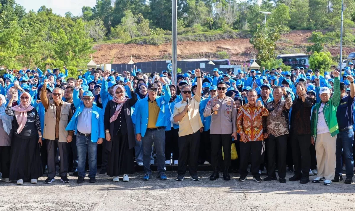 Wakil Gubernur Kepulauan Riau Nyanyang Haris Pratamura, lepas   1.336 mahasiswa Universitas Maritim Raja Ali Haji (UMRAH) melaksanakan Kuliah Kerja Nyata (KKN). (Humas Diskominfo Kepri.)