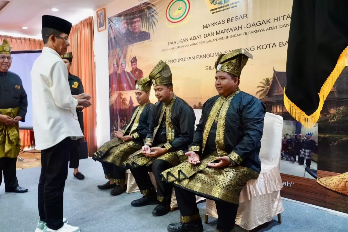 Wali Kota Batam, Amsakar Achmad, melantik Panglima Sambang Kota Batam di Hotel Vanilla, Batam. (Humas Diskominfo Batam.)